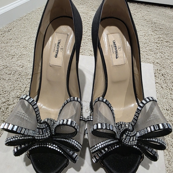 Valentino Garavani Chic Black Peep-Toe Heels with Bow - Picture 10 of 12